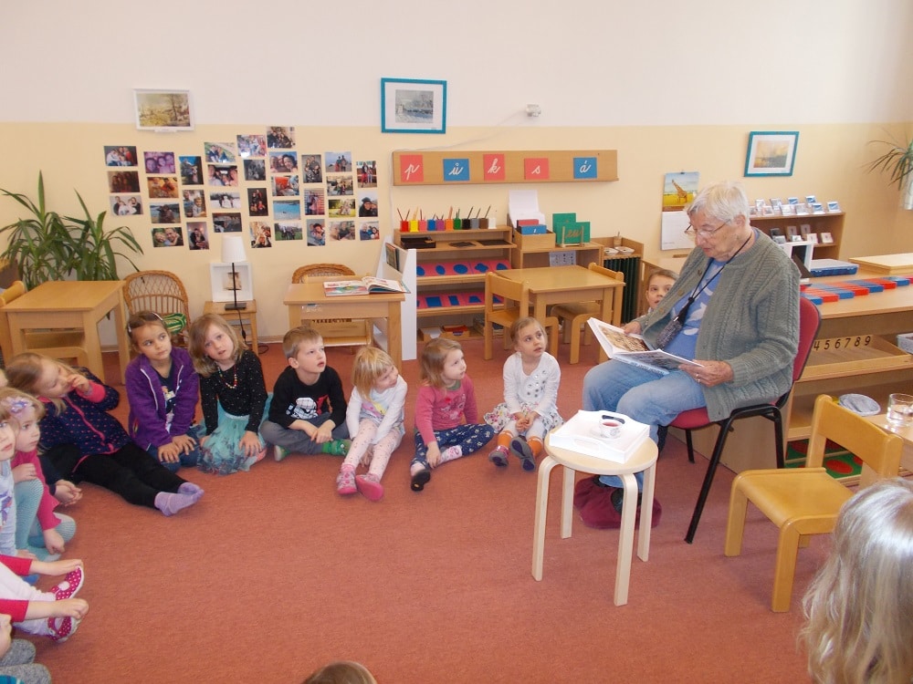 Propojování generací v podobě pravidelného čtení dětem v Montessori školce