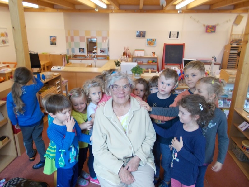 Čtení klientů ze SeniorCentra Klamovka dětem v Montessori školce
