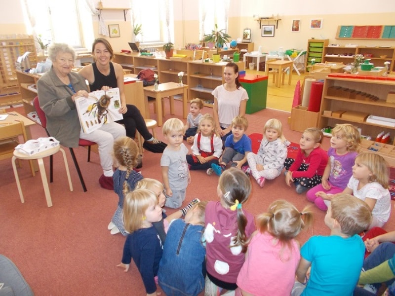 Čtení dětem v Montessori školce Andílek