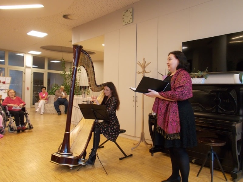 Odpoledne s pěvkyní v doprovodu harfy
