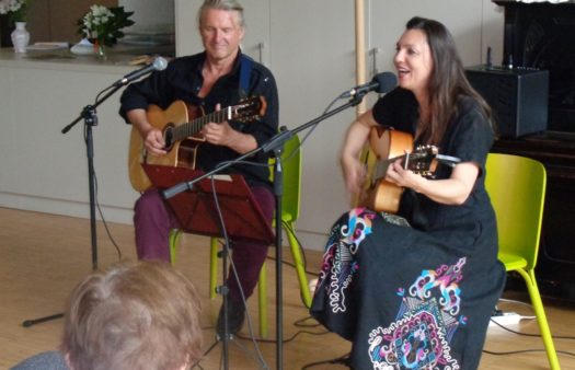 Kytarové duo rozeznělo SeniorCentrum Klamovka