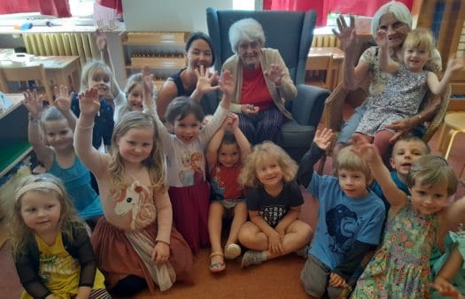 Pravidelné čtení klientek SeniorCentra Klamovka v Montessori školce